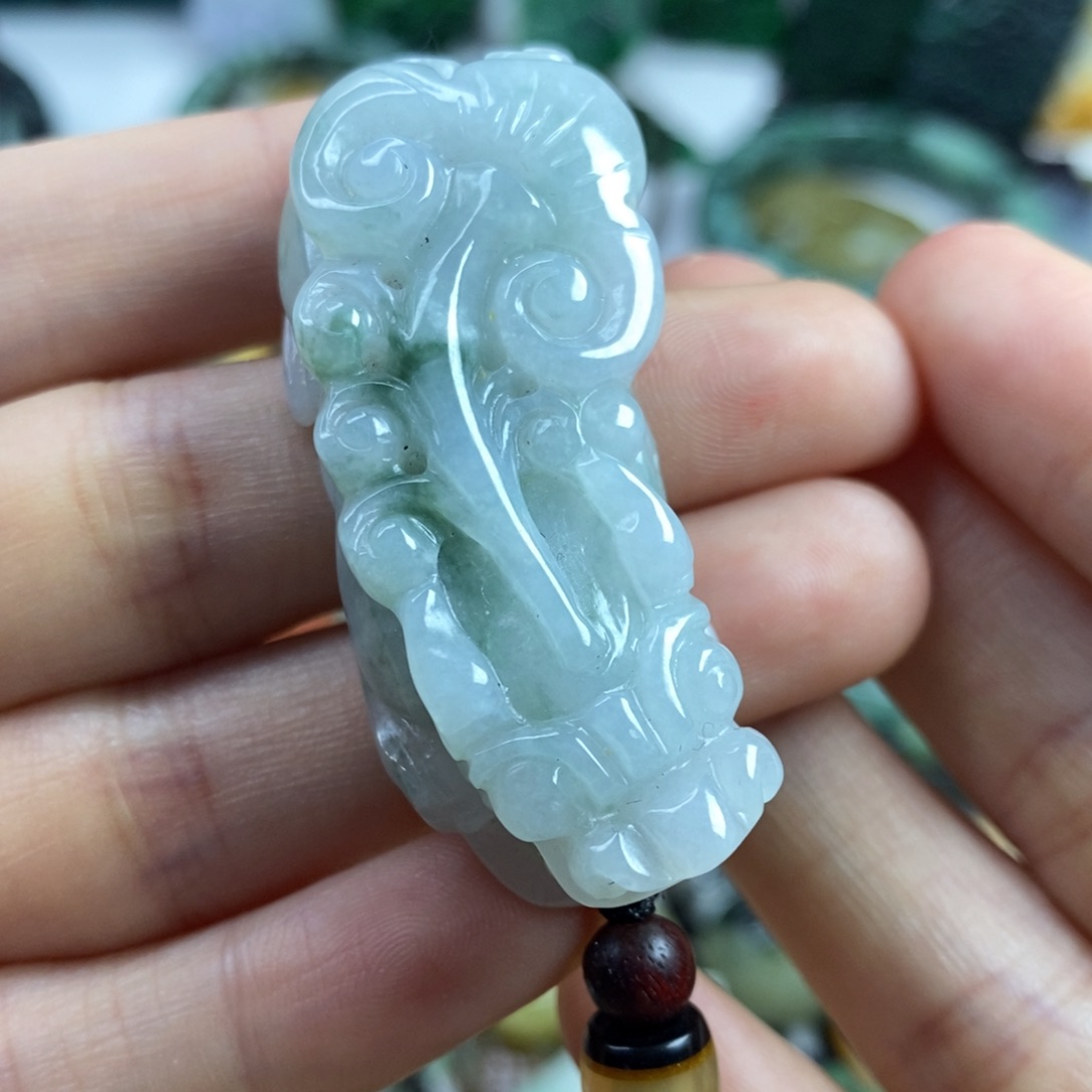 翡翠颈饰未镶嵌米***哥吊坠