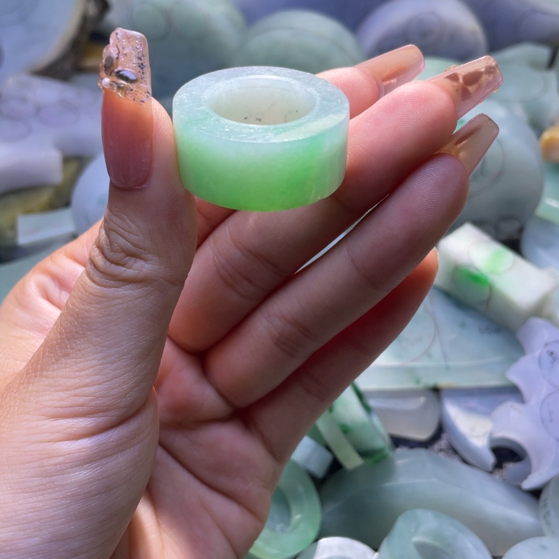 定制翡翠未镶嵌绿戒指