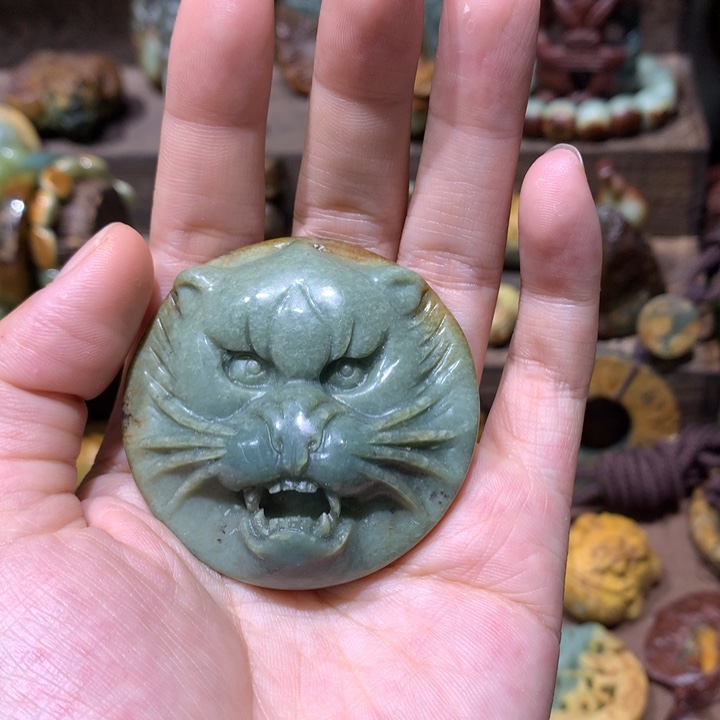 未镶嵌岫岩河磨玉（透闪石质玉）挂件
