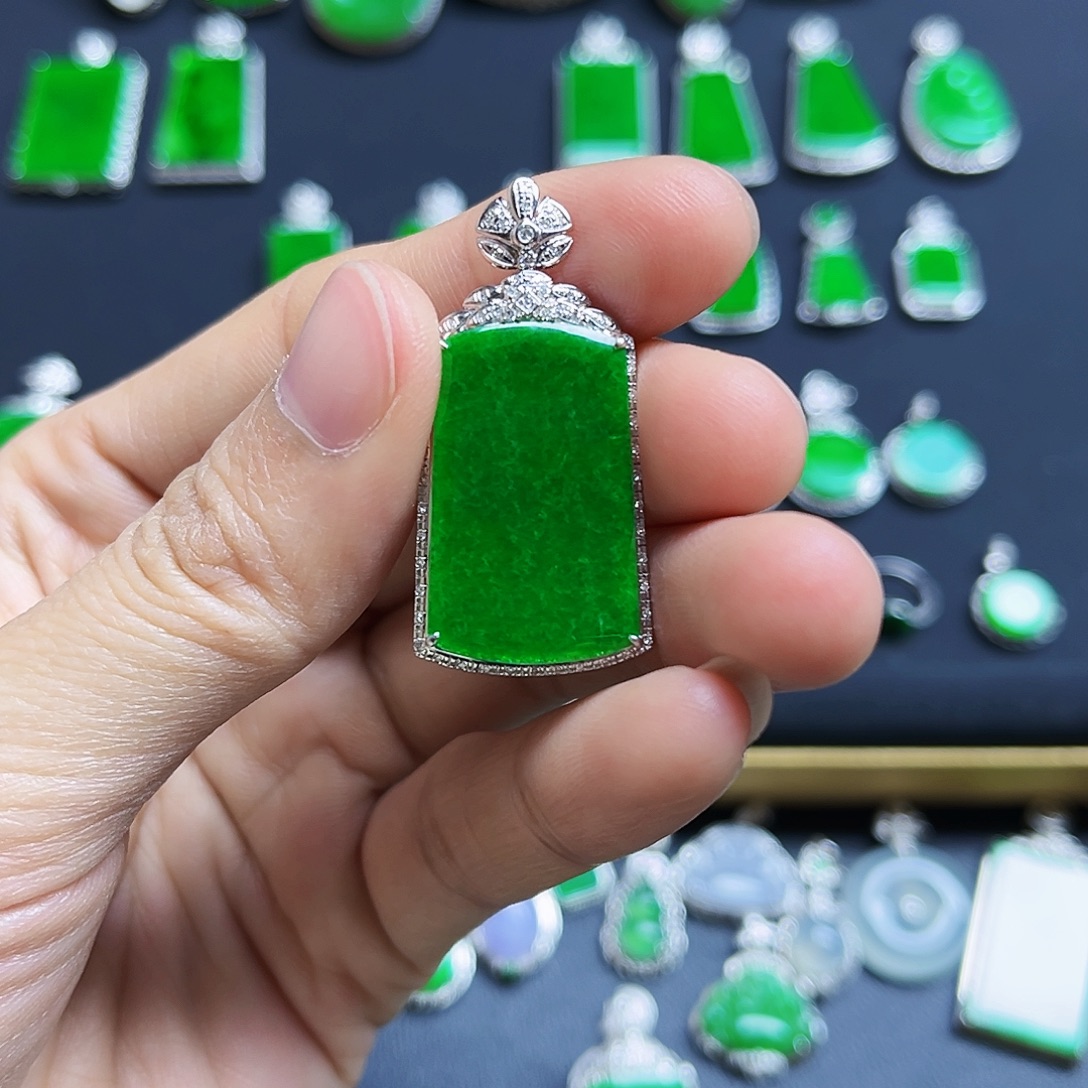 凌***梦翡翠18K金镶嵌颈饰