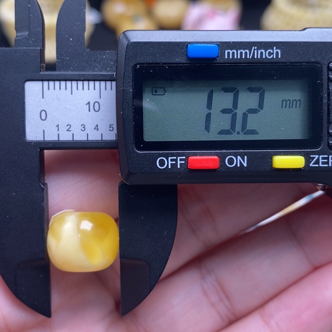 蜜蜡未镶嵌珠宝奇石