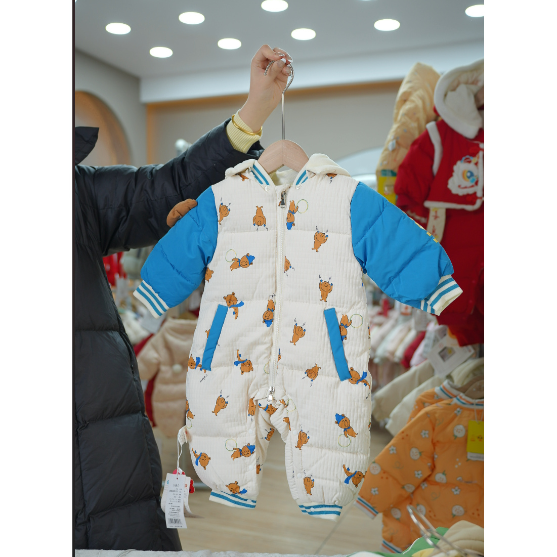 婴儿冬季加厚打雪仗的熊羽绒服哈衣6617