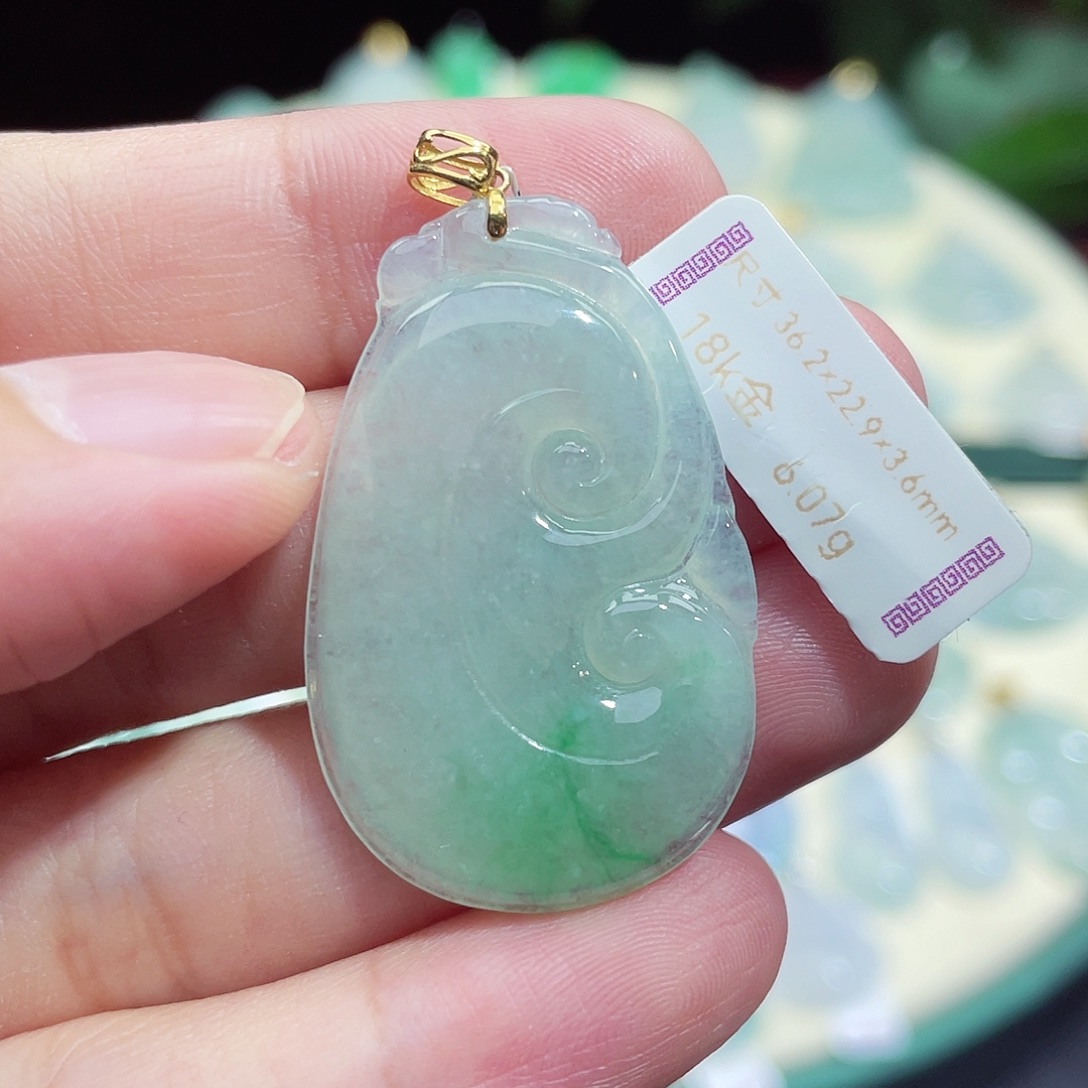 颈饰18K金镶嵌翡翠如意