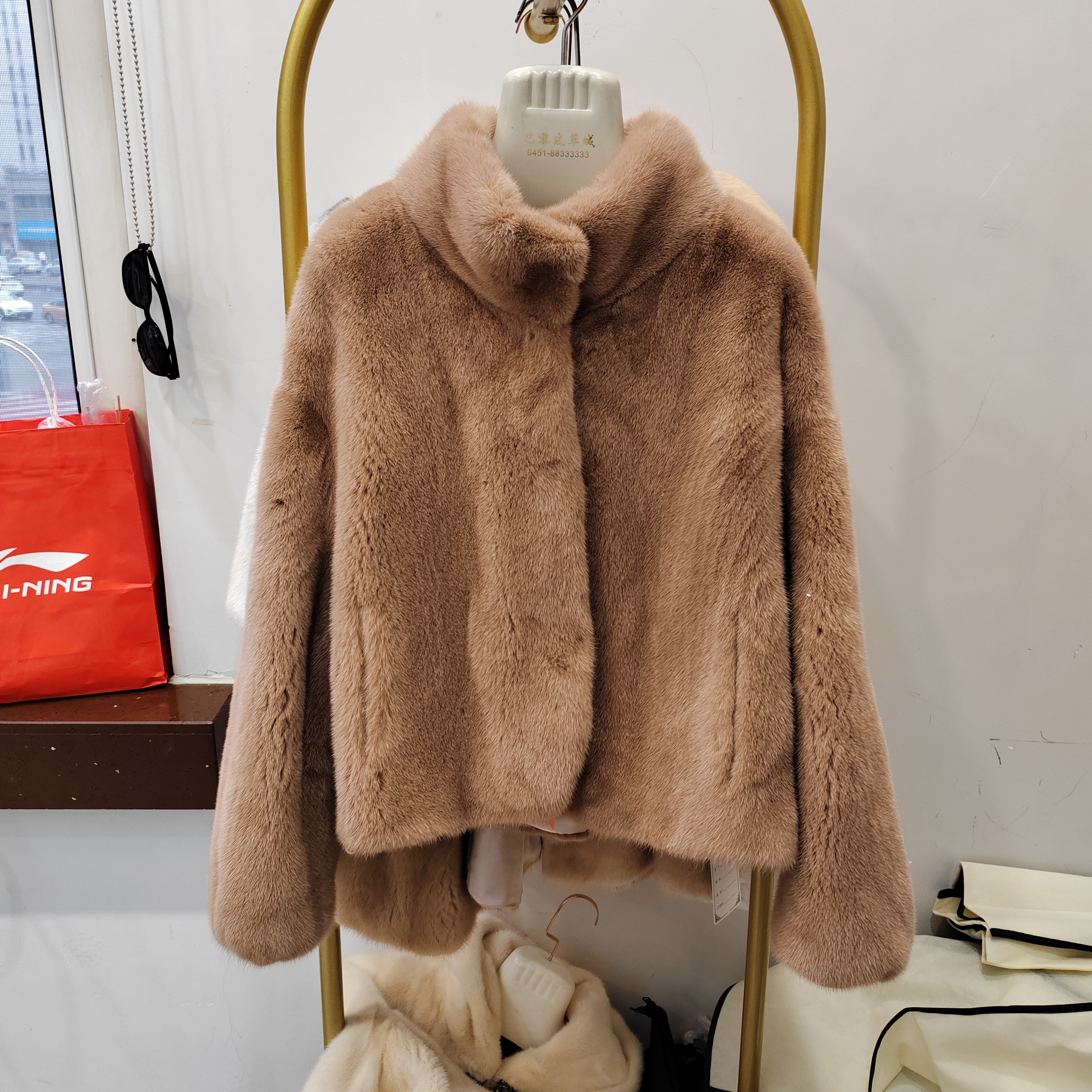 女款橡皮粉立领貂皮