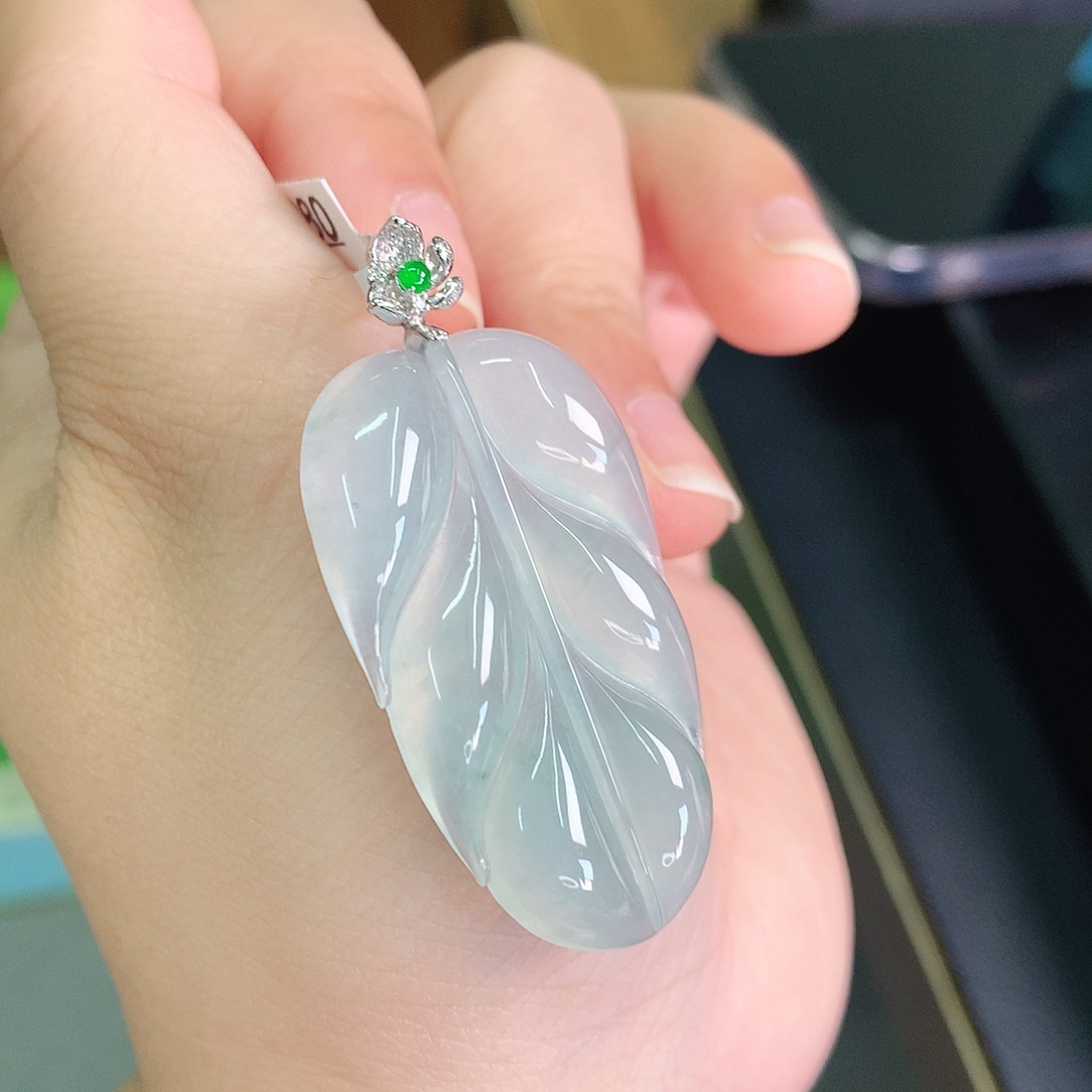 翡翠颈饰18K金镶嵌冰胶晴底飘绿大叶子42*23*5.7