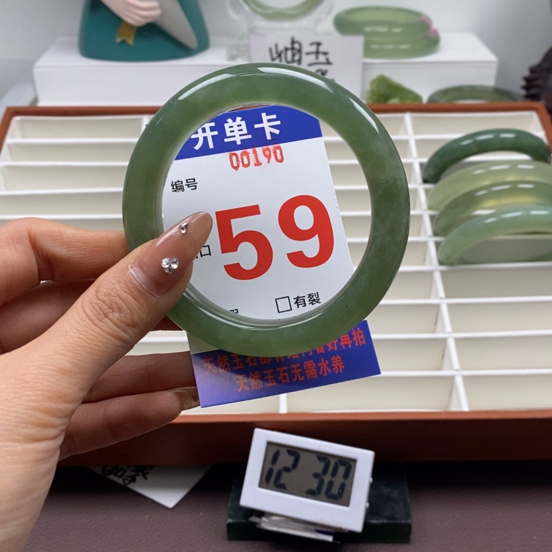 蛇纹石玉手镯未镶嵌