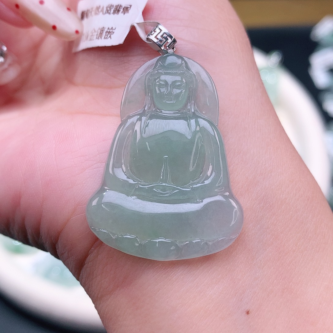 颈饰18K金镶嵌翡翠观音