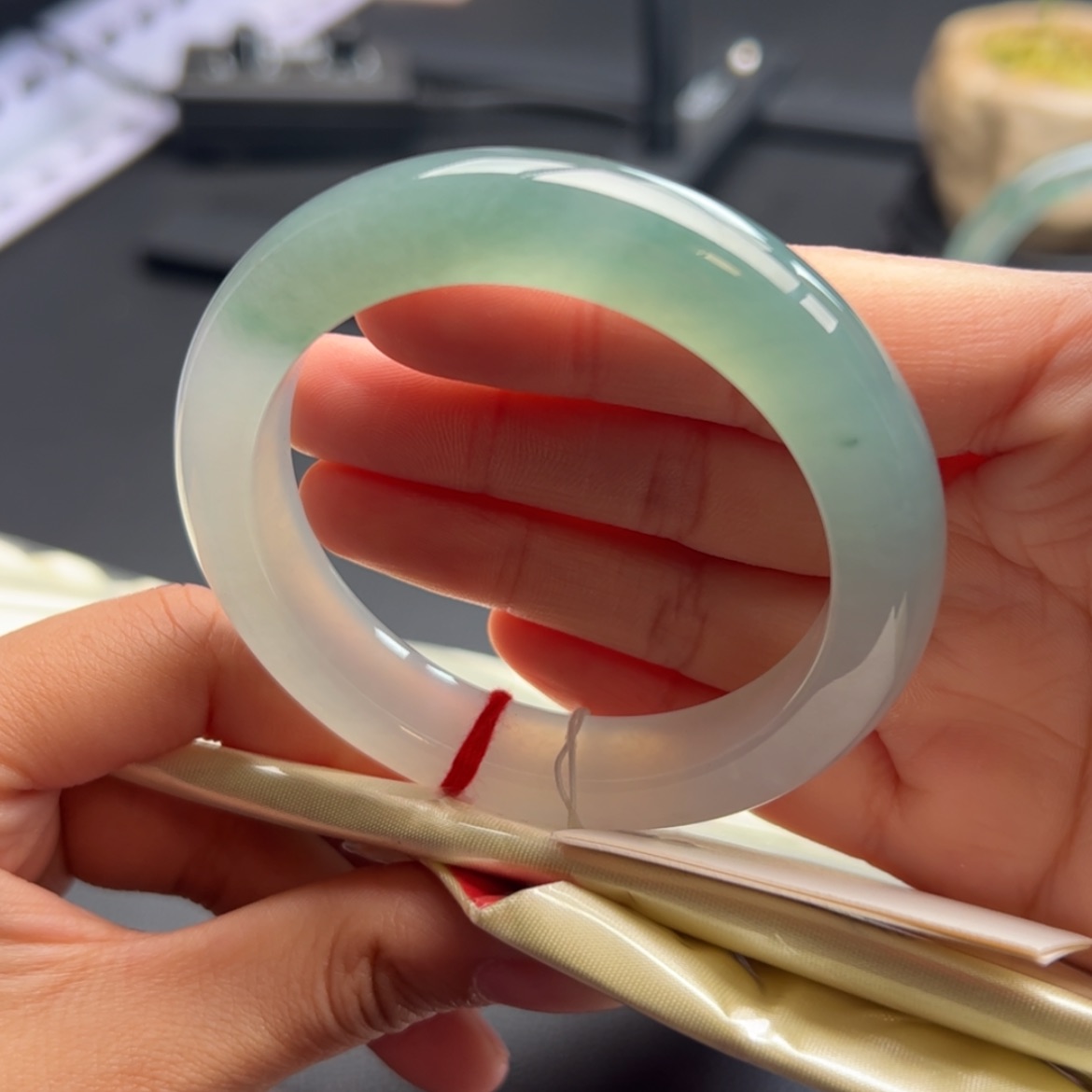 【闪购商品】翡翠手镯未镶嵌湖水蓝绿