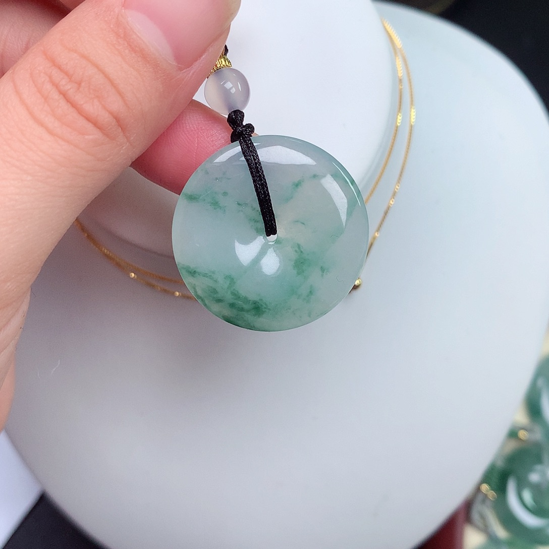 翡翠颈饰未镶嵌平安扣