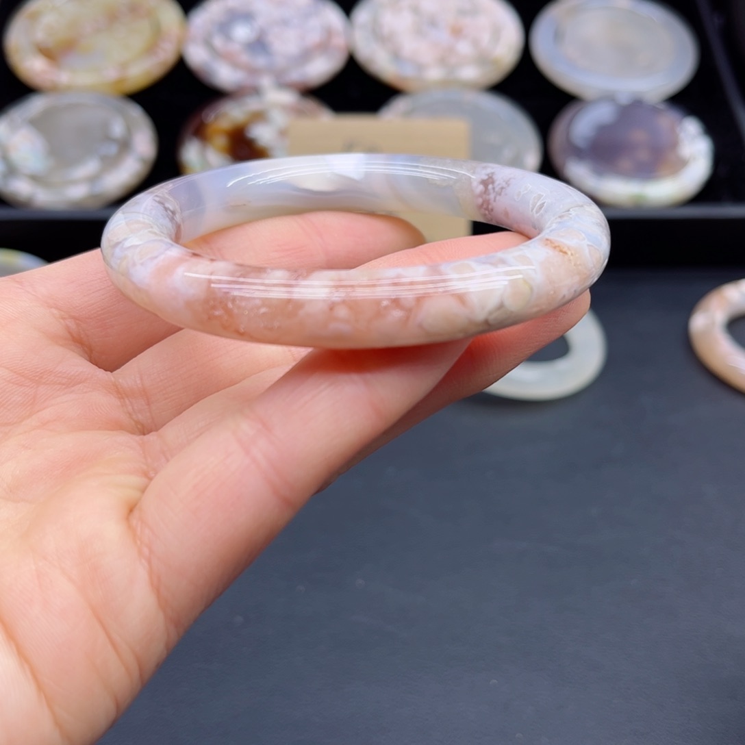 玛瑙/玉髓手镯未镶嵌56