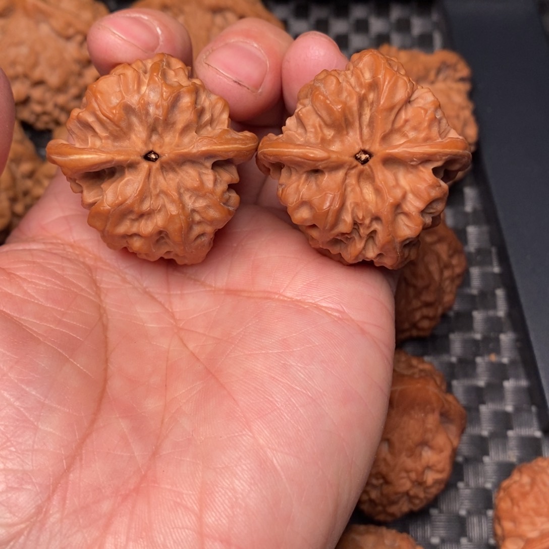 文玩核桃吊坠磐石