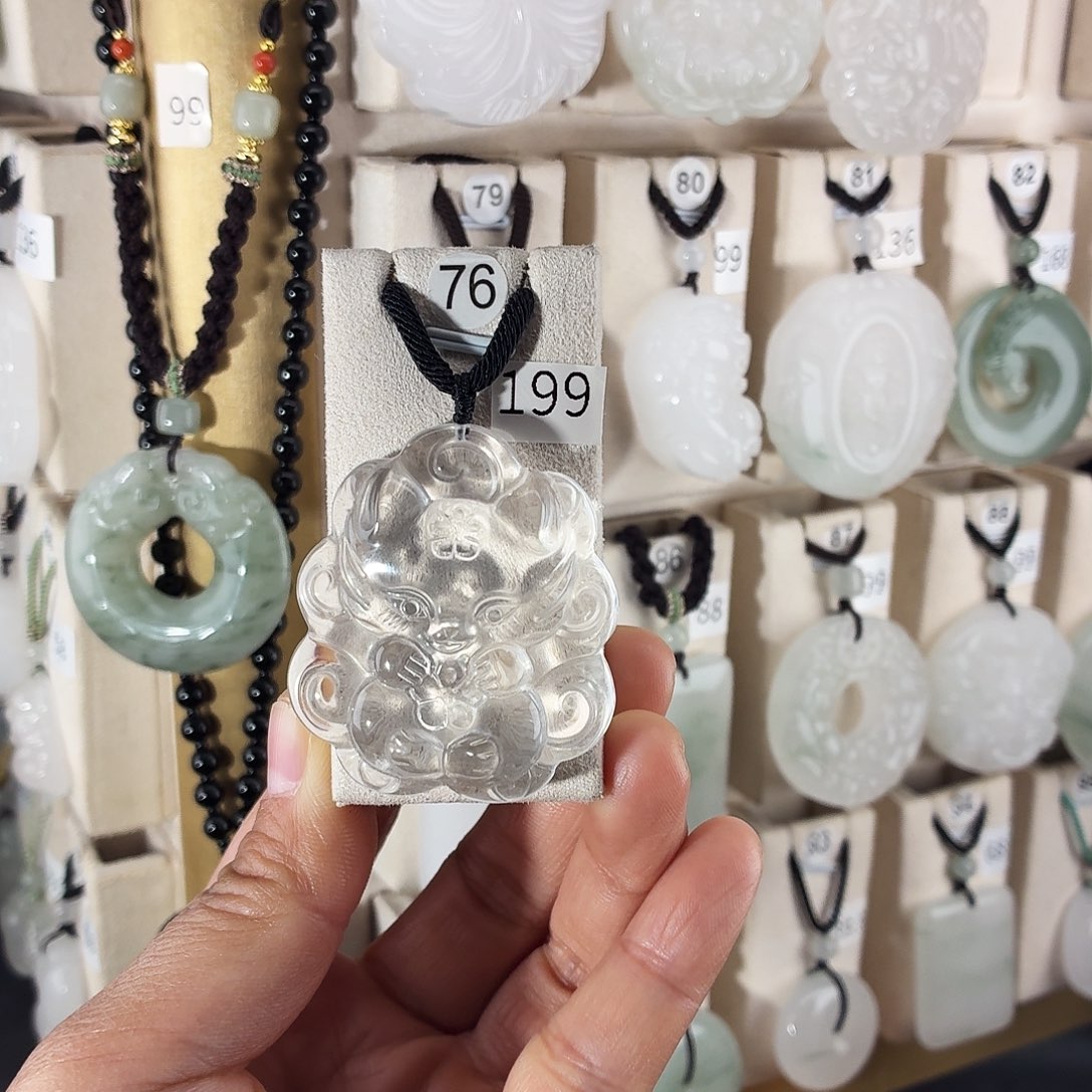 &***&石英质玉（金丝玉）未镶嵌颈饰