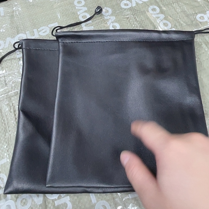 发两个质量非常好的皮袋子