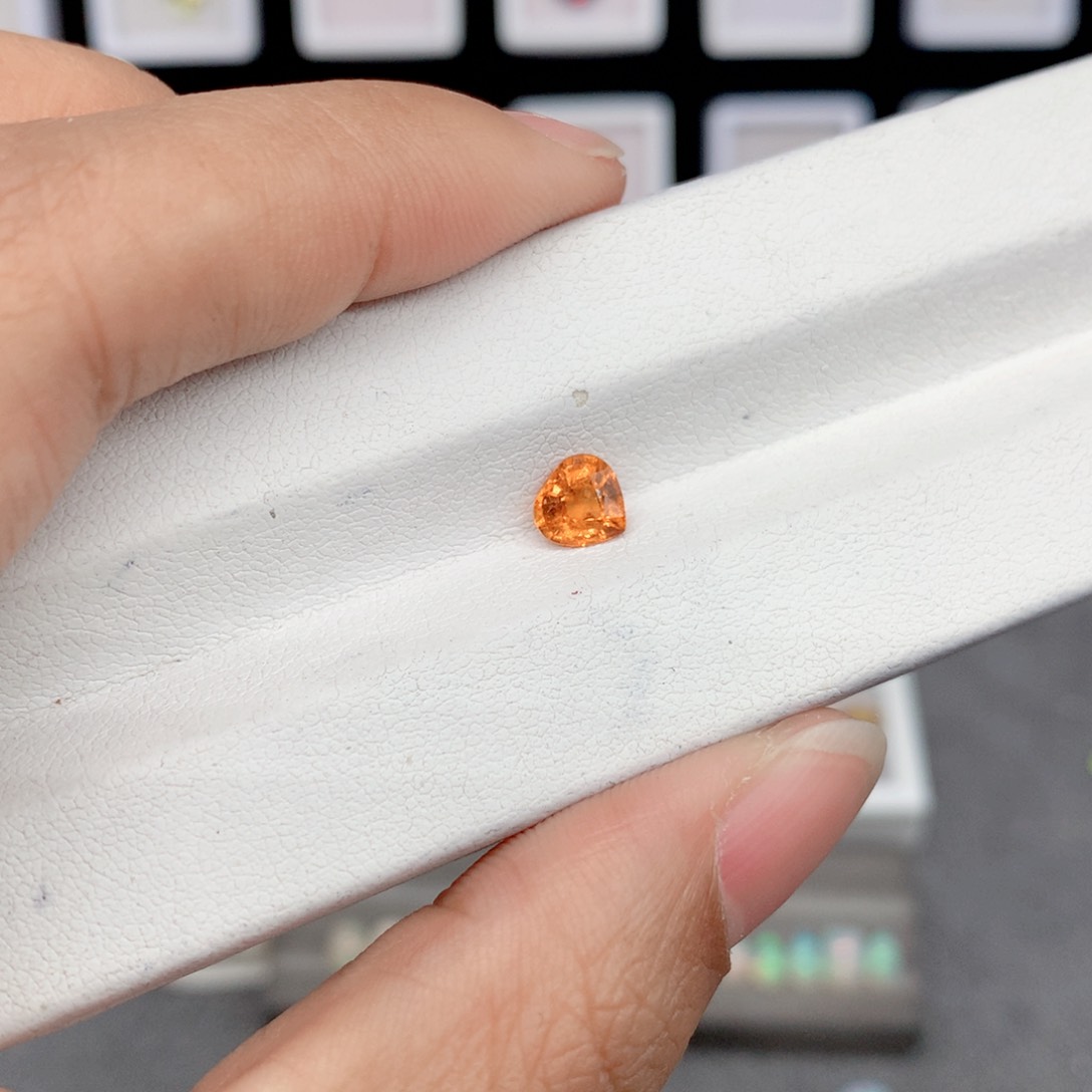 石榴石（芬达石）裸石未镶嵌1***00.98克拉