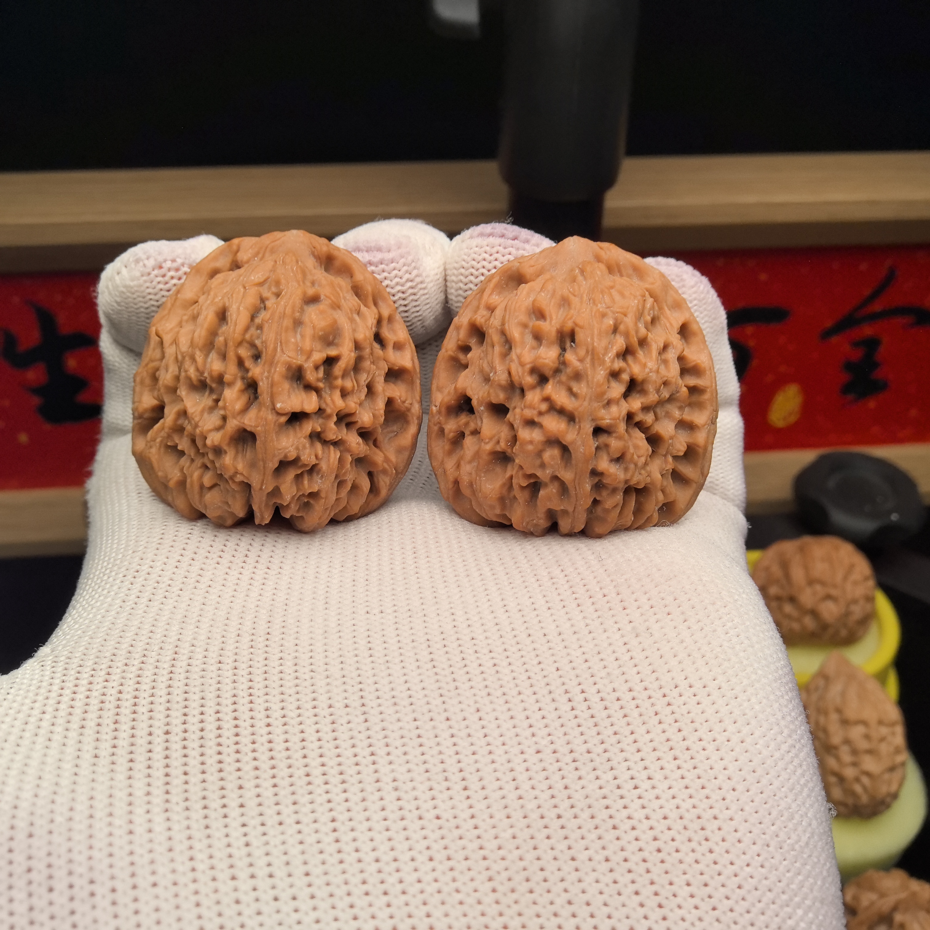 精品文玩 南疆石 核桃手把件