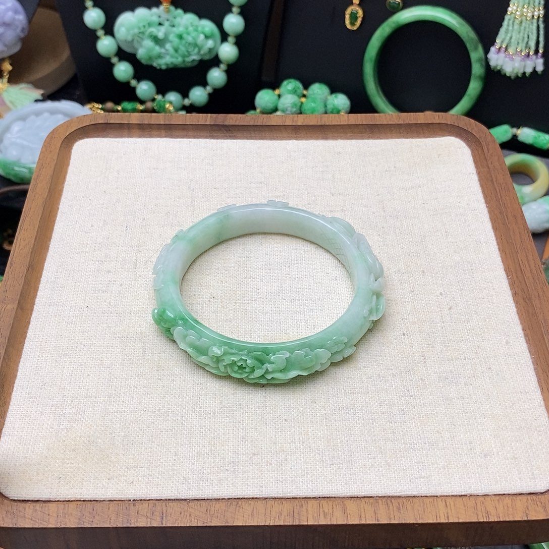 翡翠未镶嵌颈饰阳绿