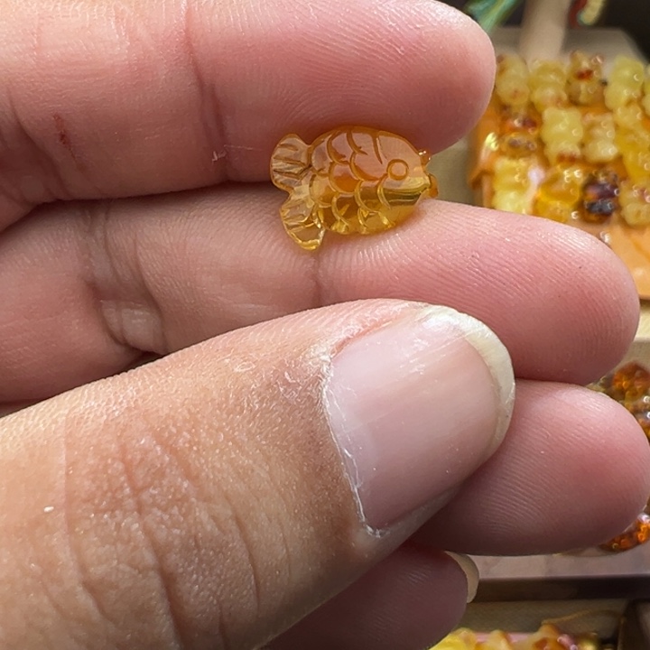 琥珀裸石未镶嵌小鱼