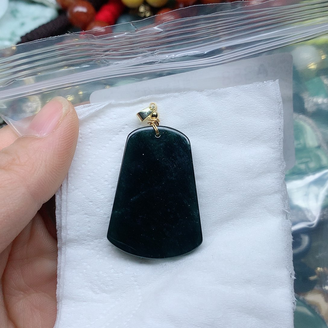 翡翠颈饰未镶嵌翡翠