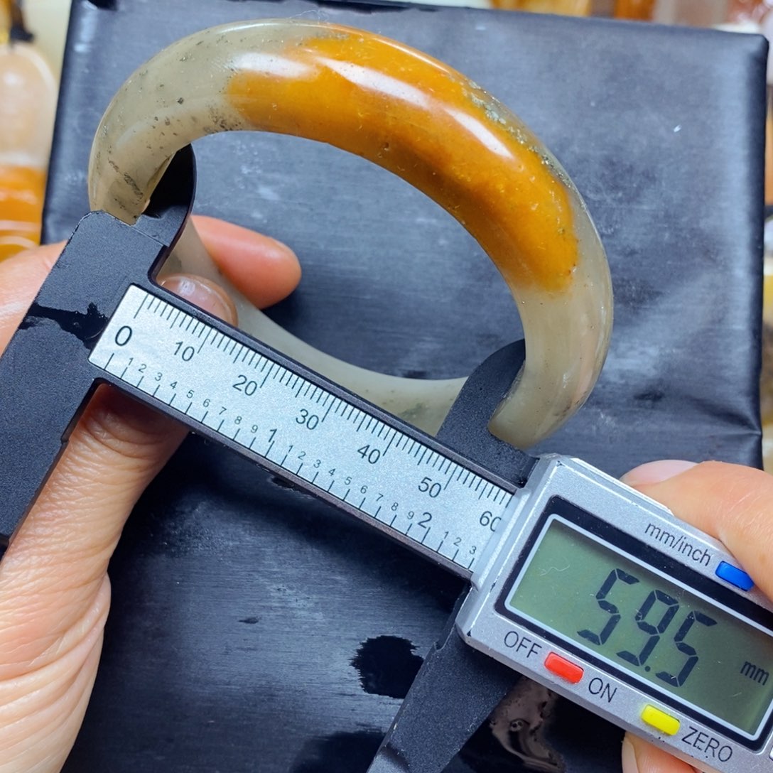 石英质玉（黄龙玉）颈饰未镶嵌