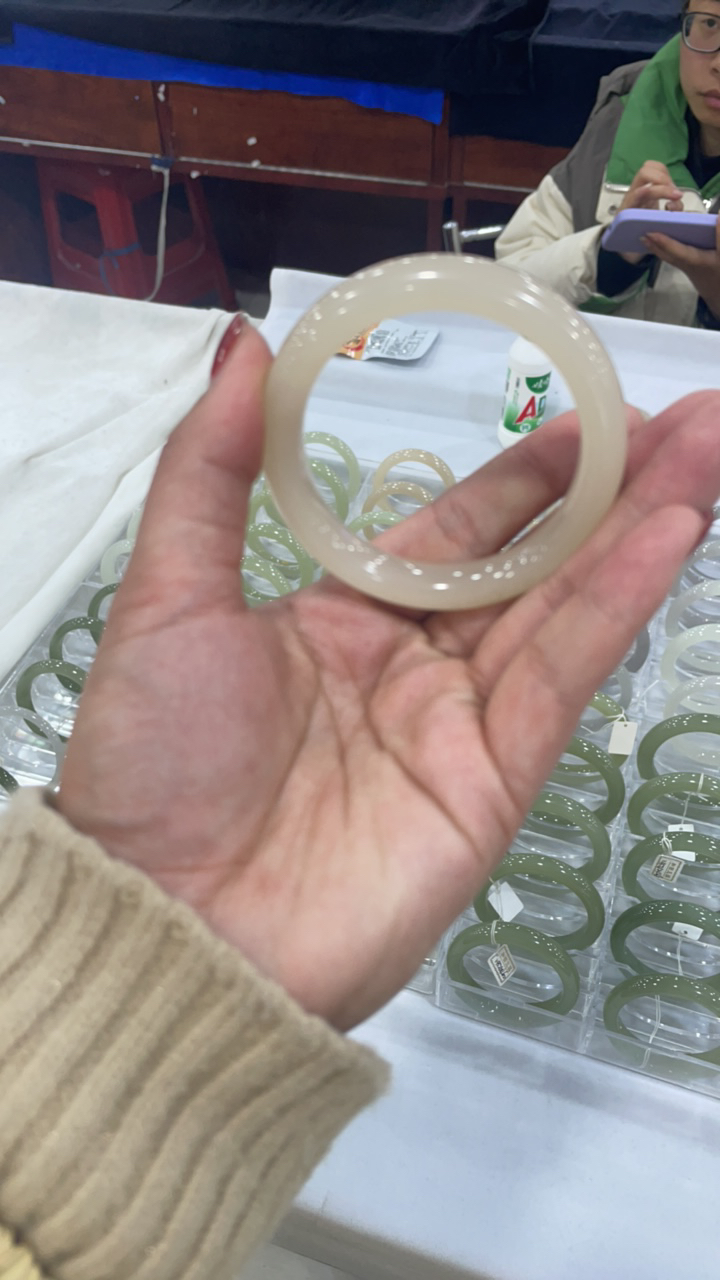 纯天然和田玉青海料高冰底藕粉55圈口宽12厚9.2