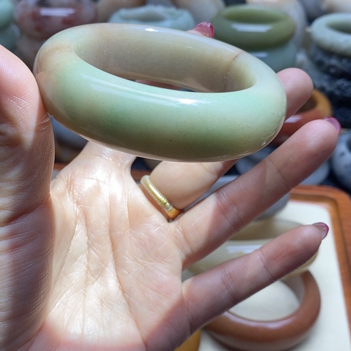 石英岩玉手镯未镶嵌