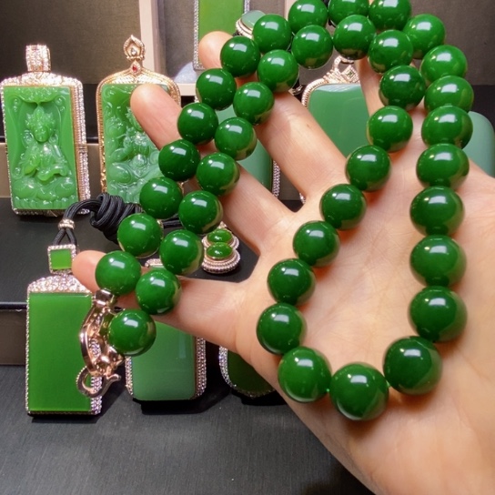 颈饰未镶嵌和田玉春****?