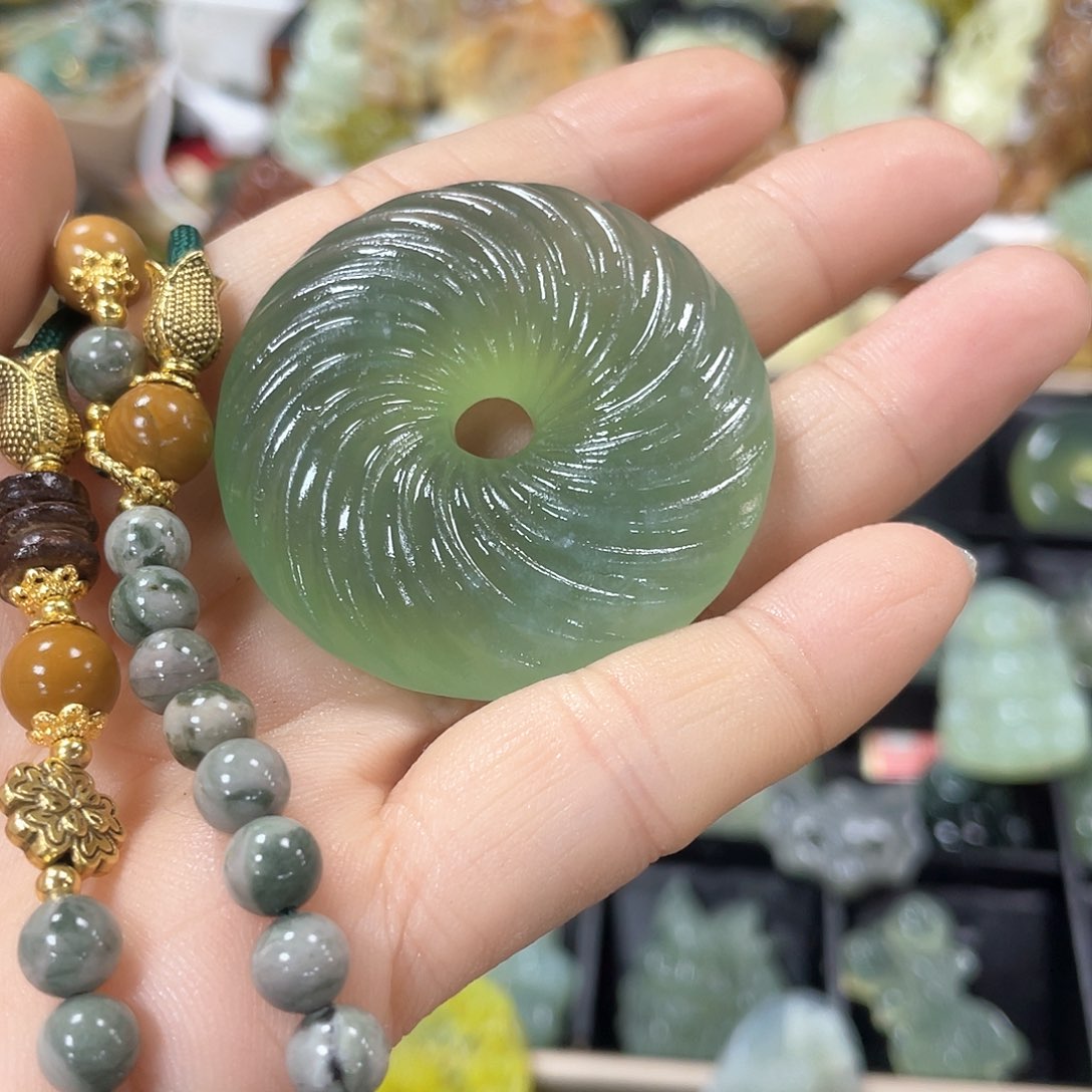 蛇纹石玉颈饰未镶嵌