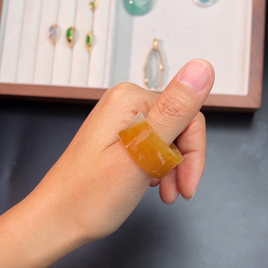 翡翠未镶嵌戒指扳指。   