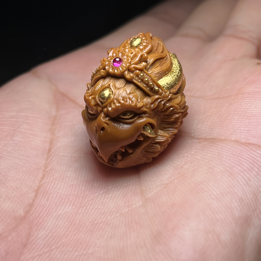 橄榄核雕刻大鹏鸟镶嵌款