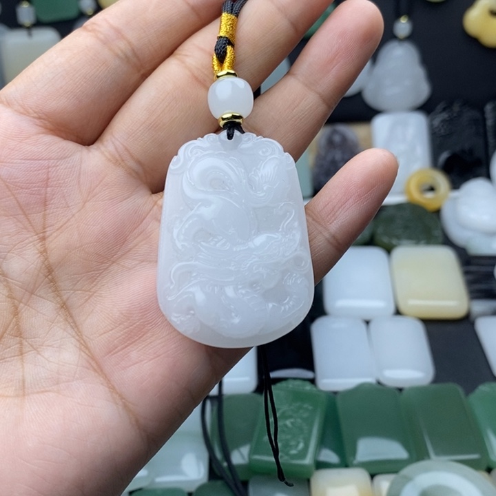 石英质玉未镶嵌颈饰