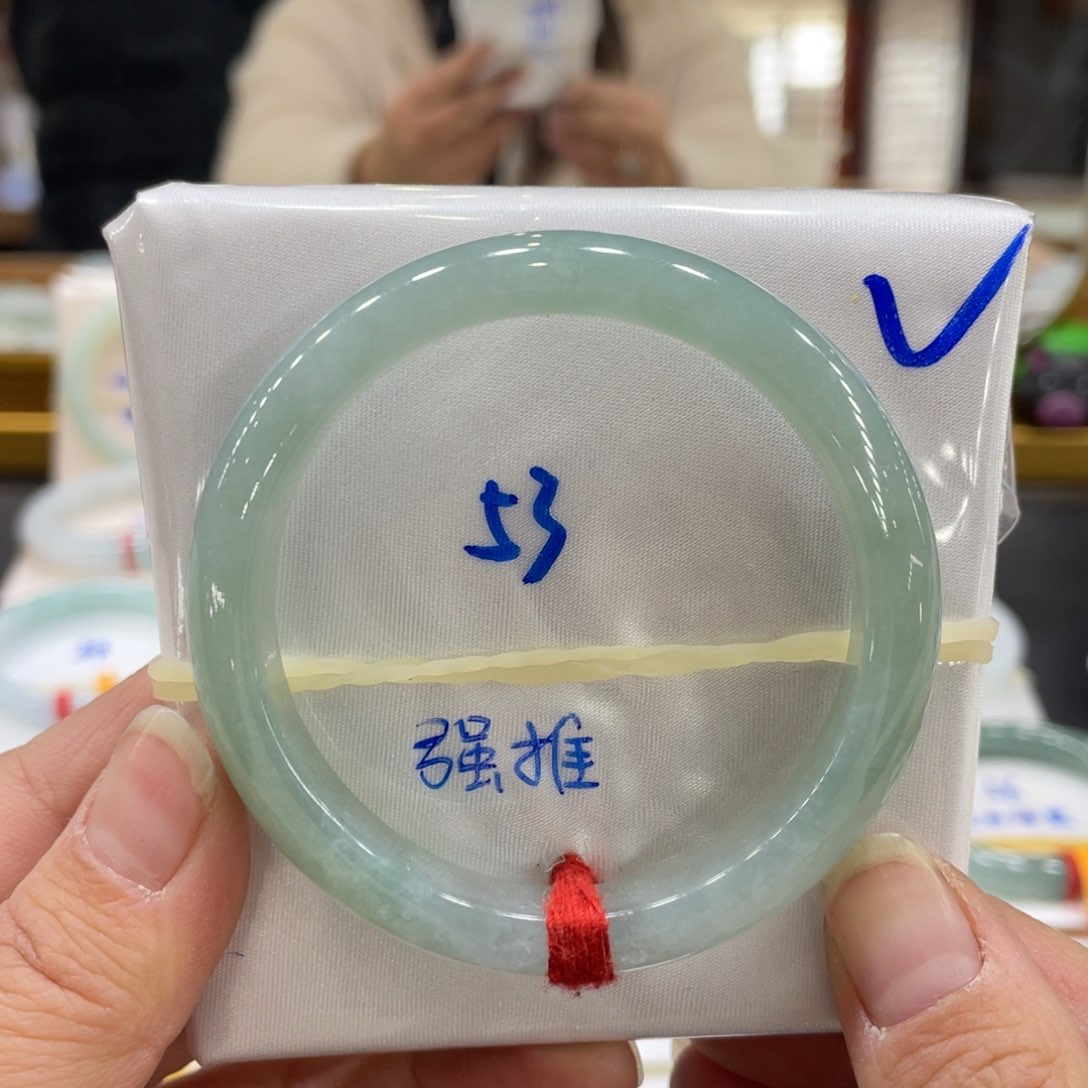 翡翠手镯未镶嵌翡翠