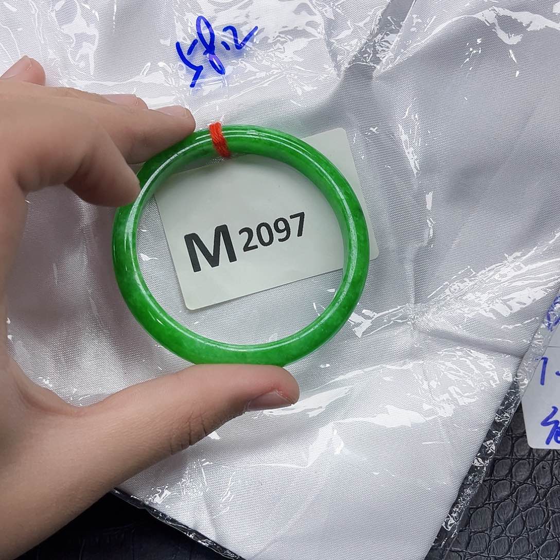 翡翠手镯未镶嵌哈*多样性