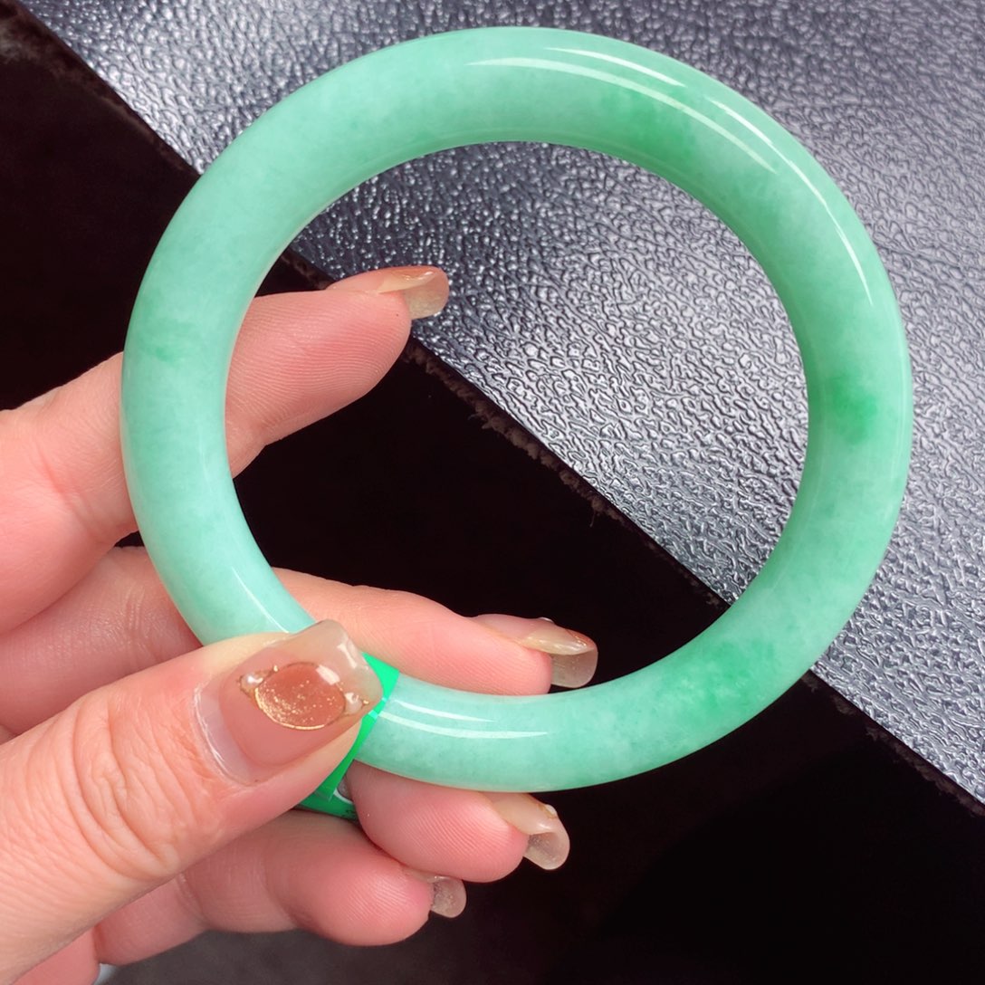 翡翠手镯未镶嵌翡翠