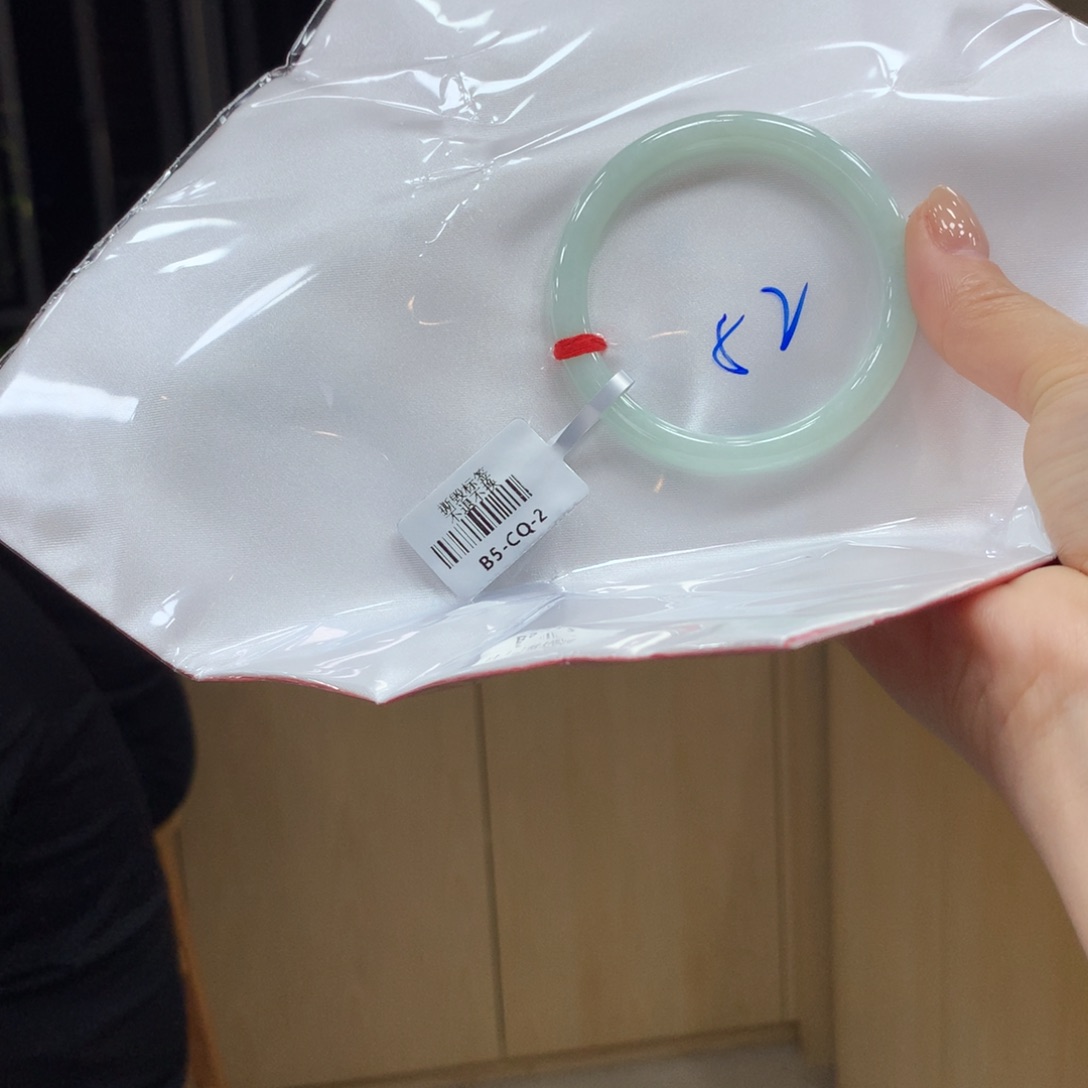 翡翠手镯未镶嵌不退不换