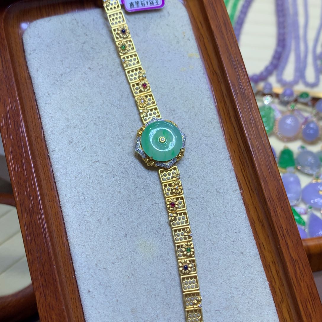 翡翠18K金镶嵌颈饰翡翠