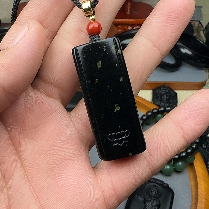 和田玉（青玉）颈饰未镶嵌叶河黑青青莲无事牌