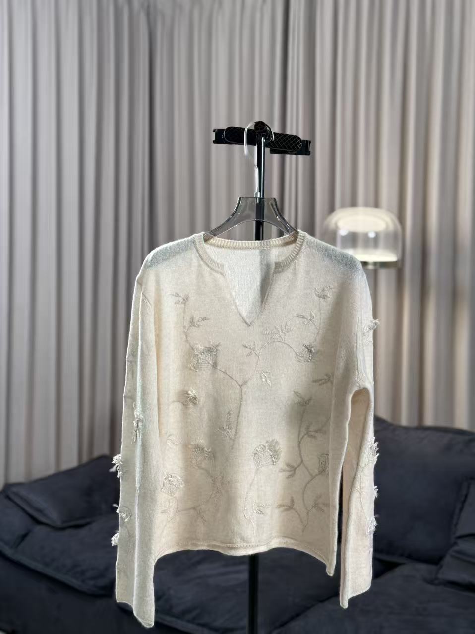 【柳青女装】2025秋季新款时尚气质V领立体碎碎毛毛针织衫