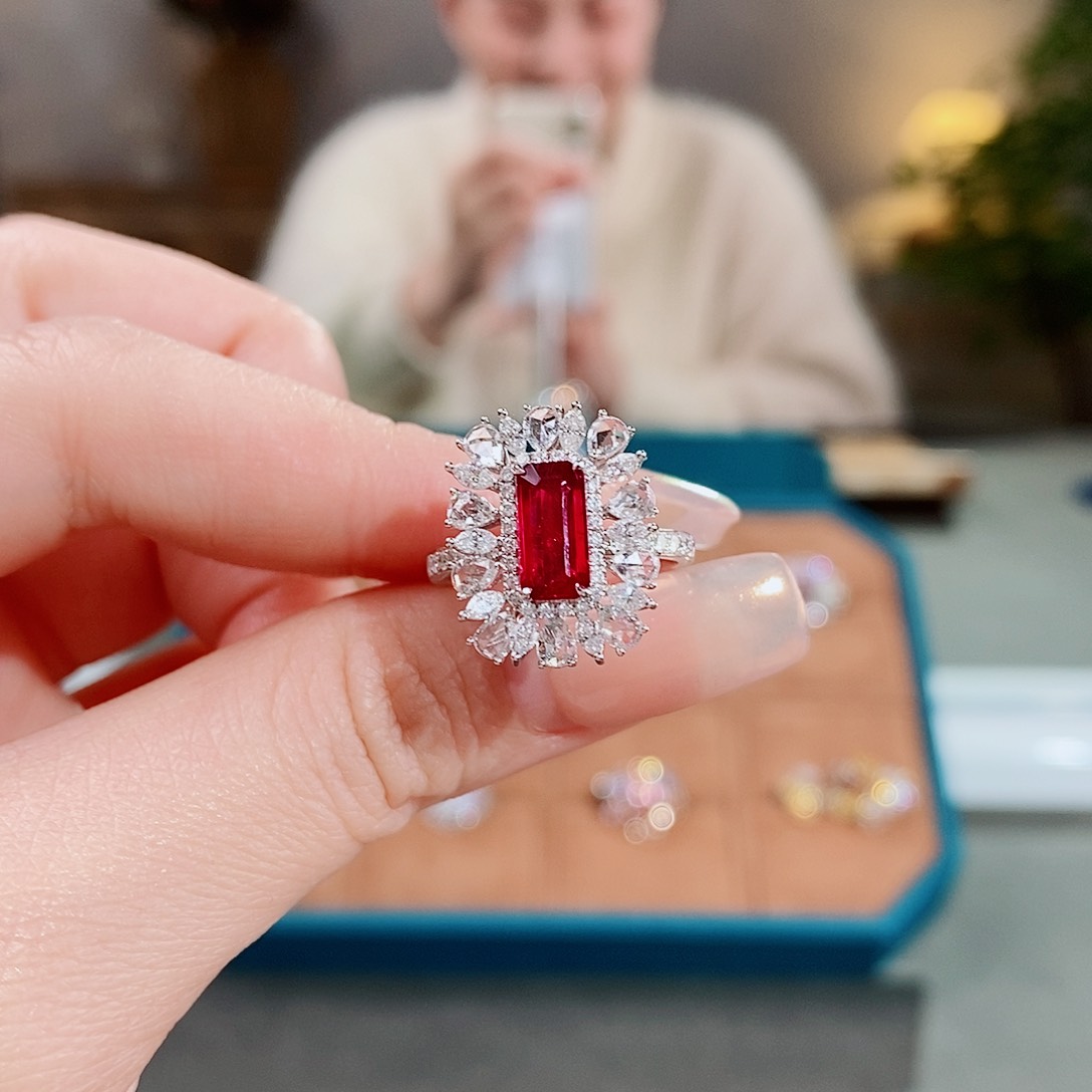 红宝石戒指18K金镶嵌M**L1.23ct无烧鸽血红吉尔德