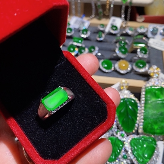 翡翠未镶嵌戒指戒指