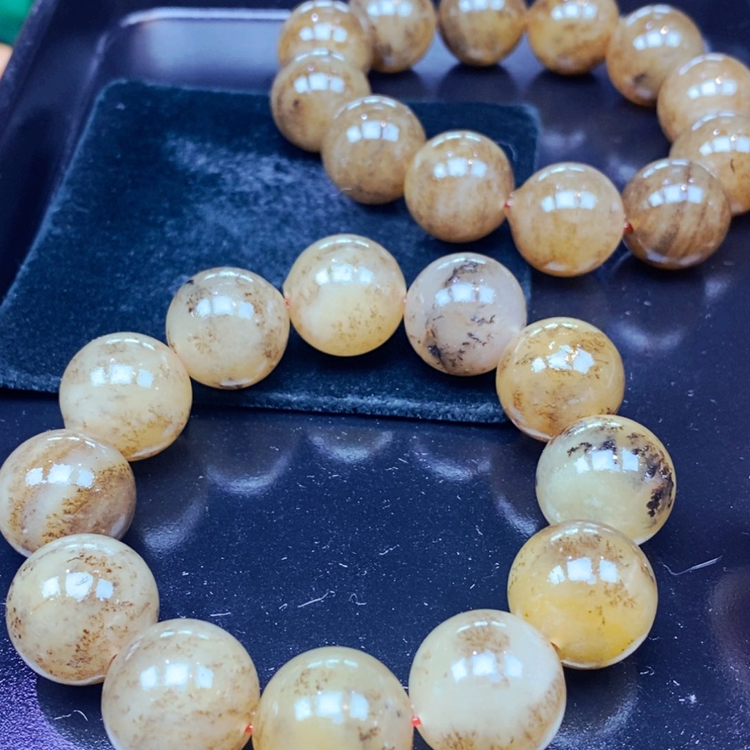 未镶嵌石英质玉（黄龙玉）颈饰