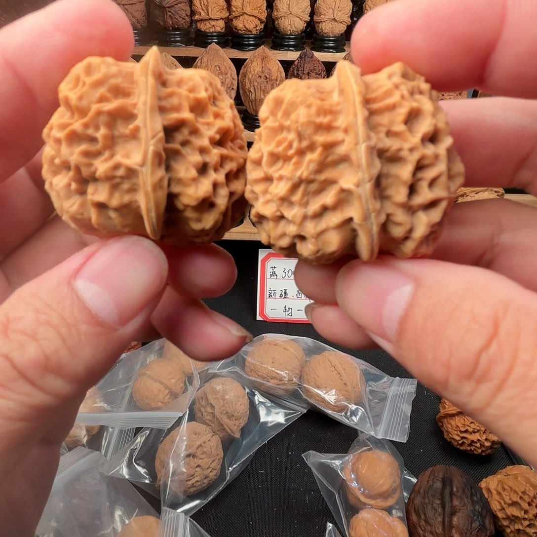 Y***业桃核把件云红核桃