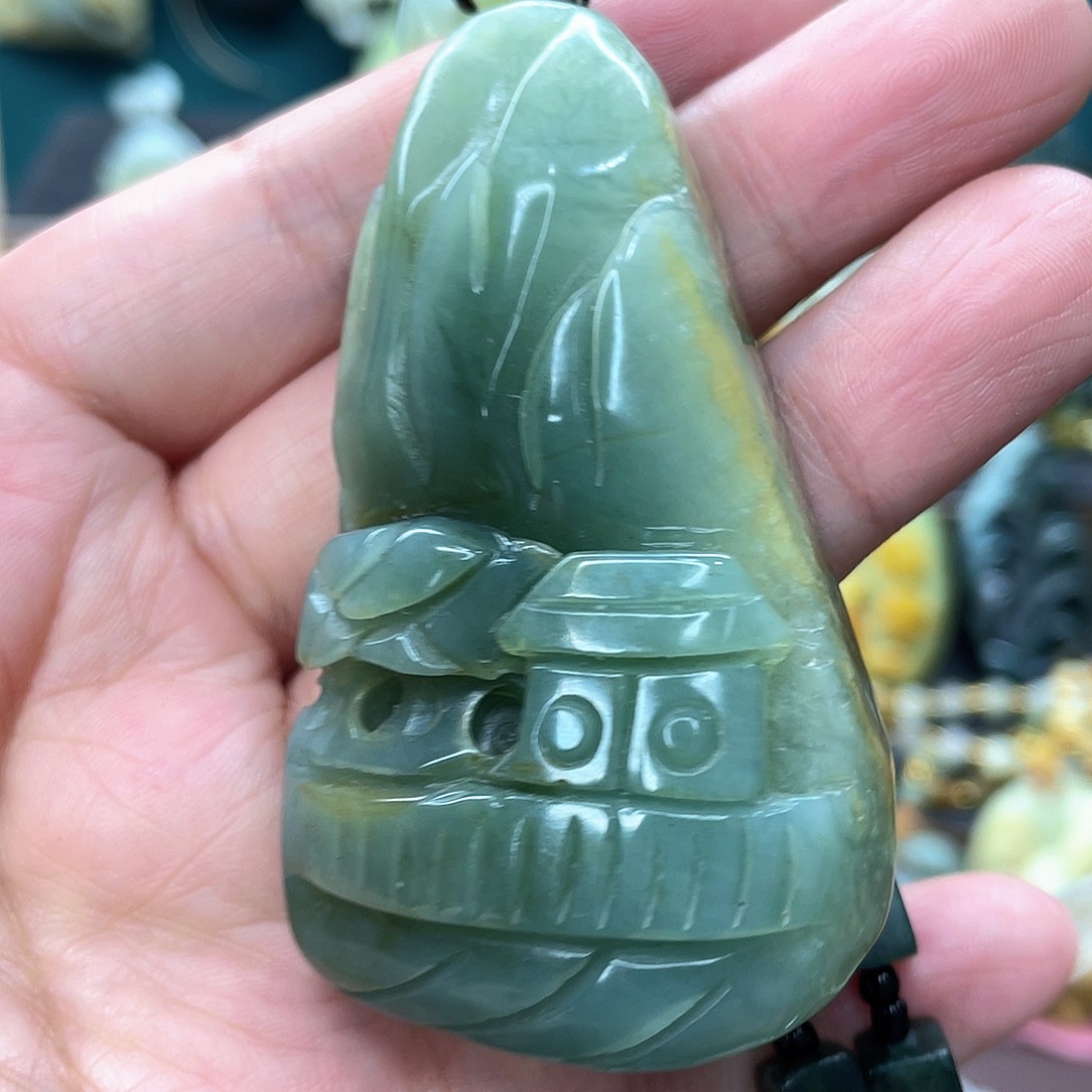 蛇纹石玉颈饰未镶嵌