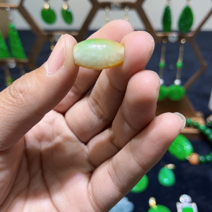 翡翠颈饰未镶嵌吊坠