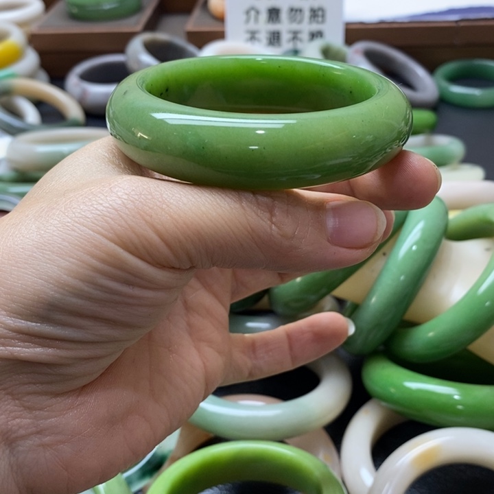 石英质玉手镯未镶嵌