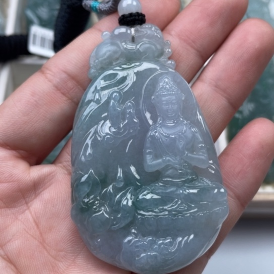 翡翠颈饰未镶嵌。