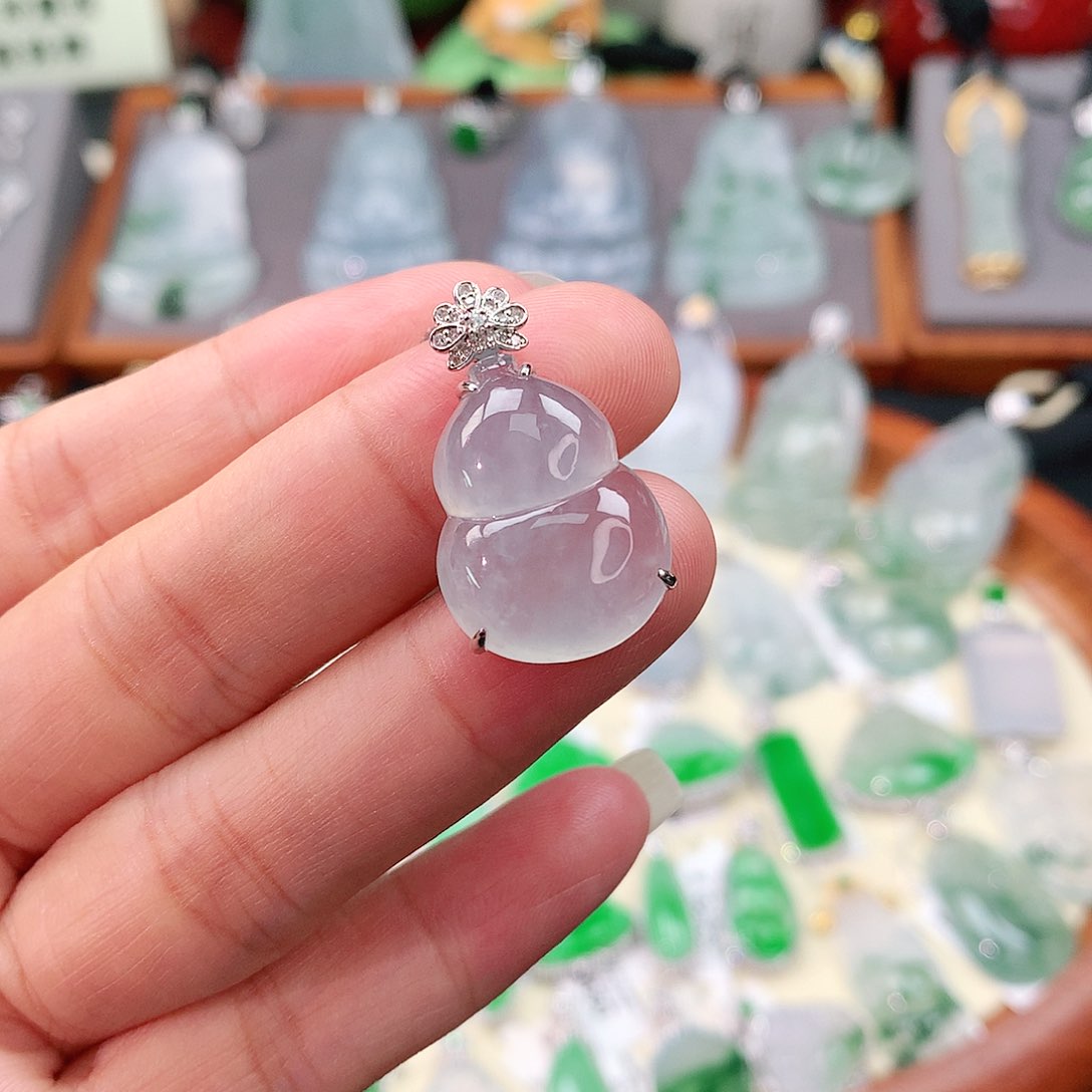 颈饰18K金镶嵌翡翠葫芦