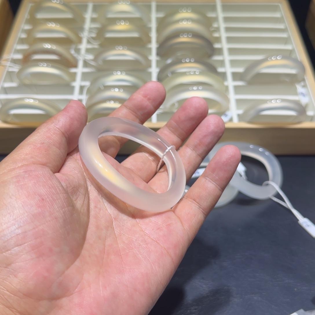 可***喽玛瑙/玉髓手镯未镶嵌