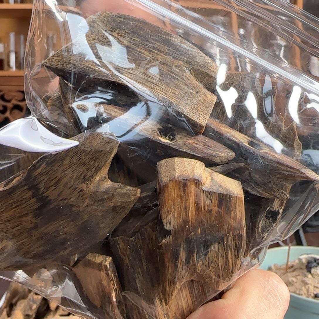 沉香摆件奇楠乌身圆叶红油料100克