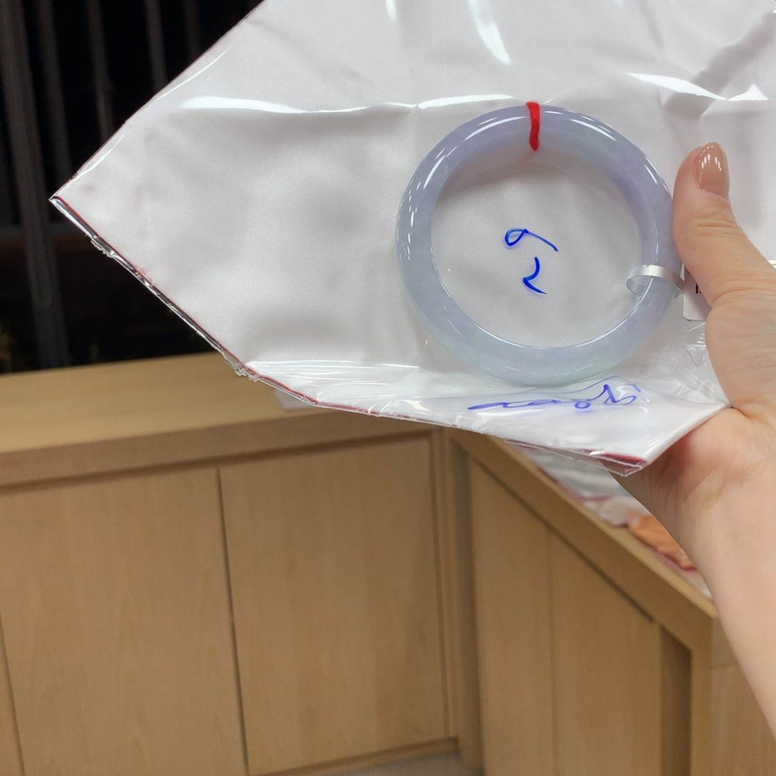 翡翠手镯未镶嵌不退不换