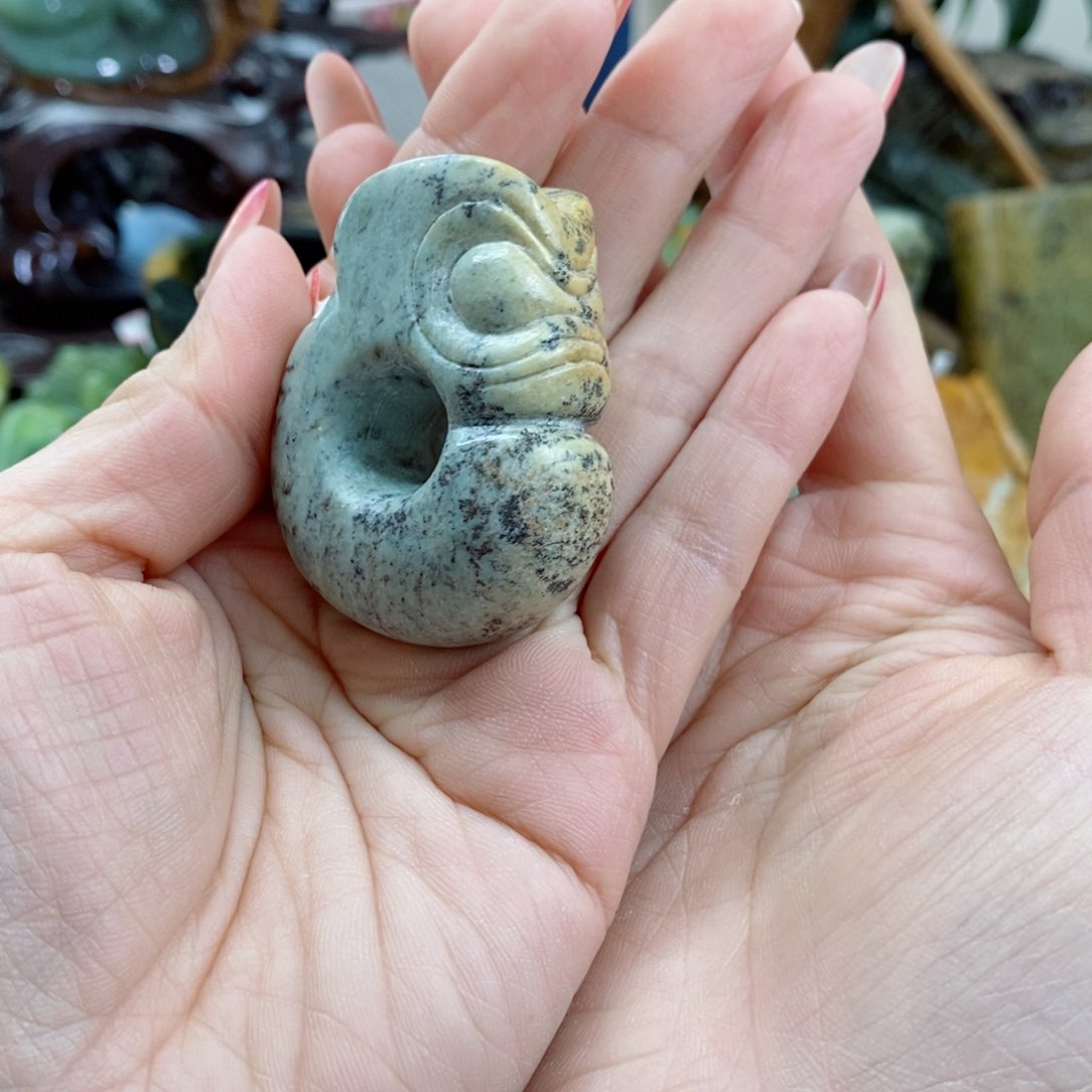 透闪石质玉把件未镶嵌左*